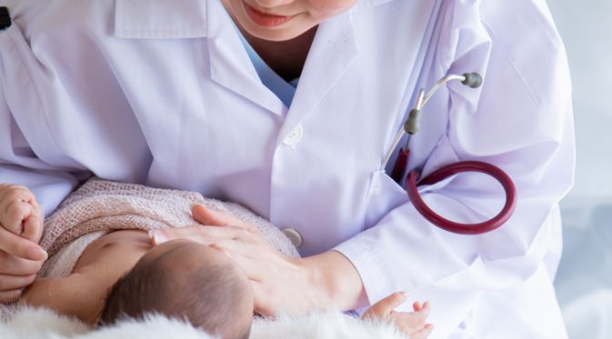 Seorang Dokter sedang Mendiagnosis Asfiksia Neonatorum pada Bayi