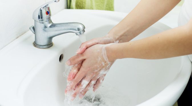 Mencuci Tangan Menggunakan Sabun dan Air Mengalir untuk Pencegahan Virus Corona