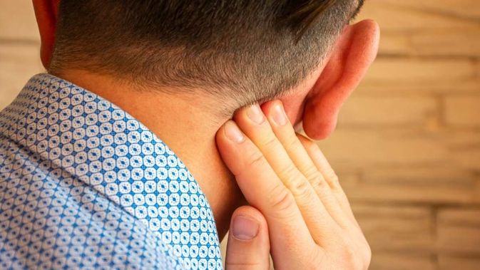 sakit kepala bagian belakang bawah telinga 1