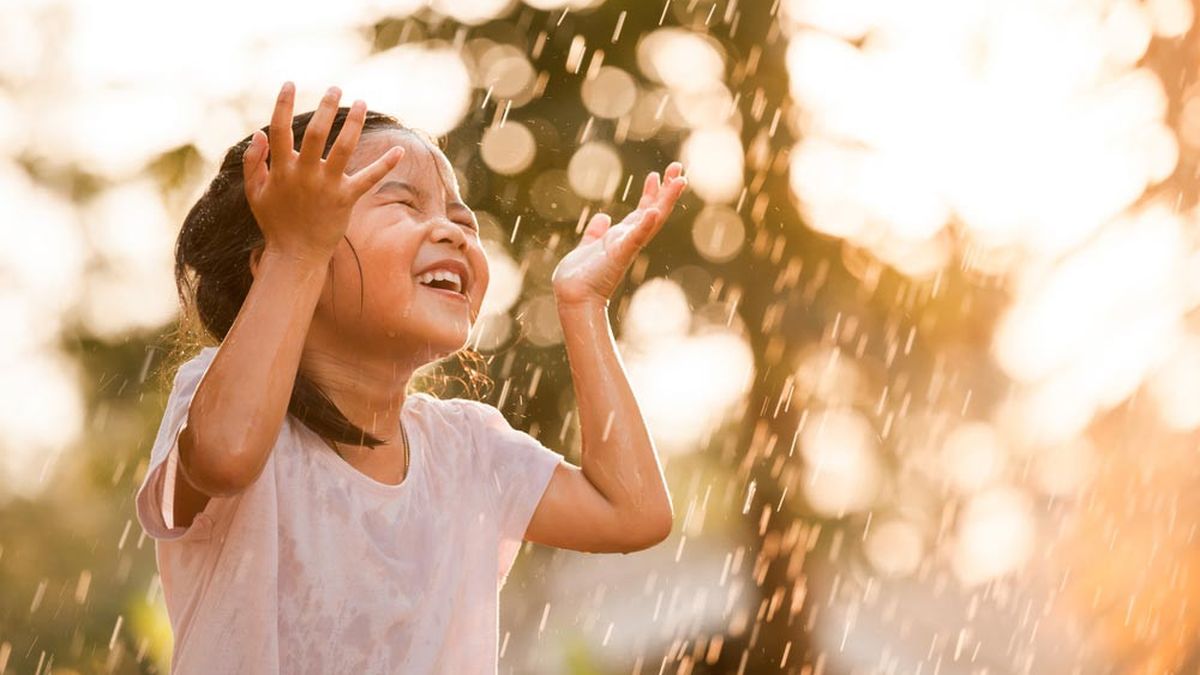 Membiarkan Anak Bermain Hujan Hujanan
