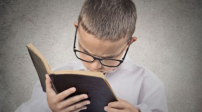Ilustrasi Anak Membaca Buku dengan Kacamata