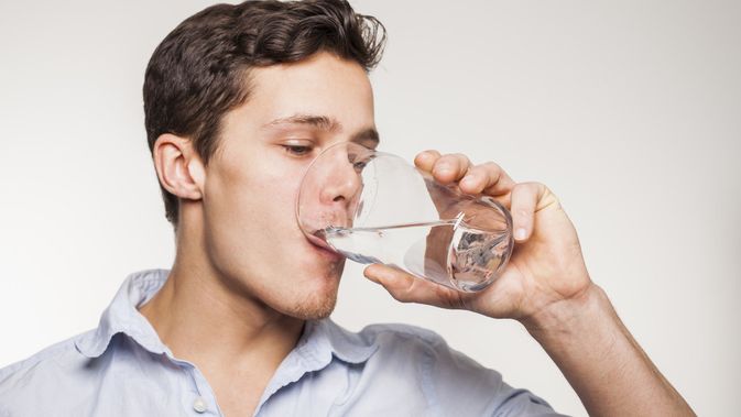 Benarkah Terlalu Banyak Minum Air Membahayakan Kesehatan? - Info Sehat  Klikdokter.com