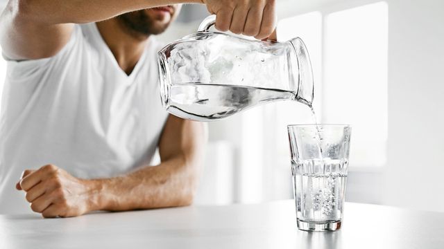 Minum Air Putih Menjaga Suhu Tubuh