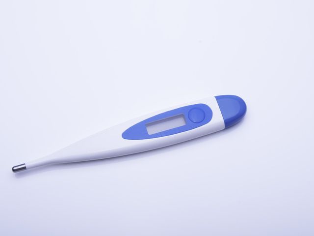 Cara menggunakan termometer pada bayi