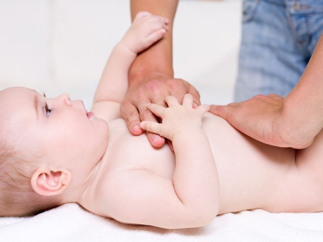 4 Teknik Pijat Bayi Sembelit yang Bisa Dicoba di Rumah