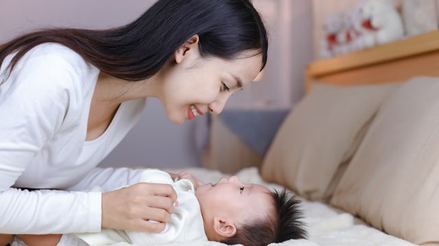 Menggunting Bulu Mata Bayi Agar Lentik, Efektif atau Berbahaya?