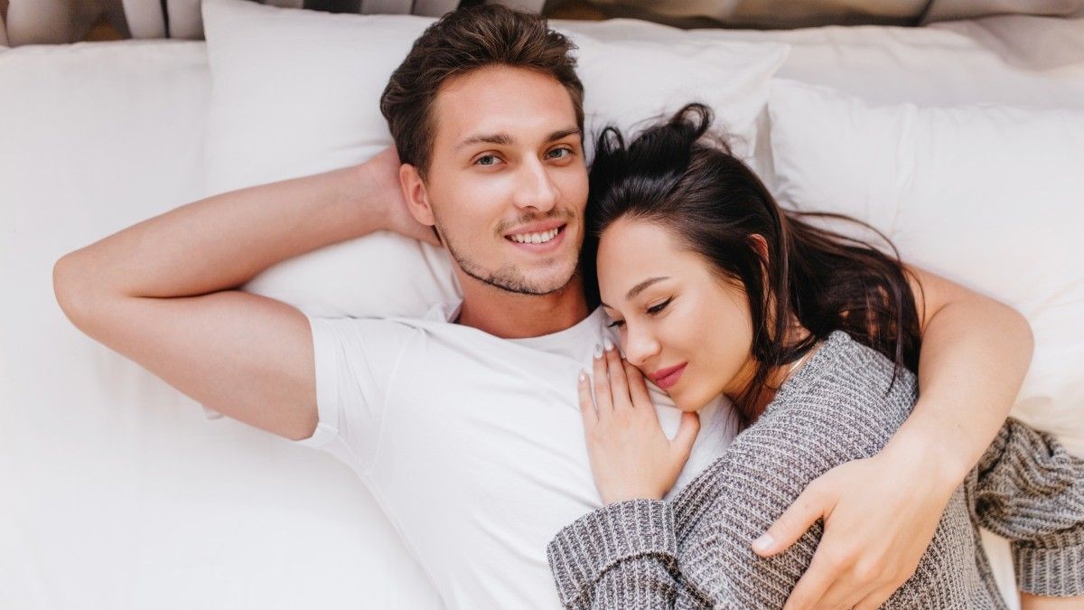 10 Posisi Tidur Pasangan dan Artinya Menurut Psikolog