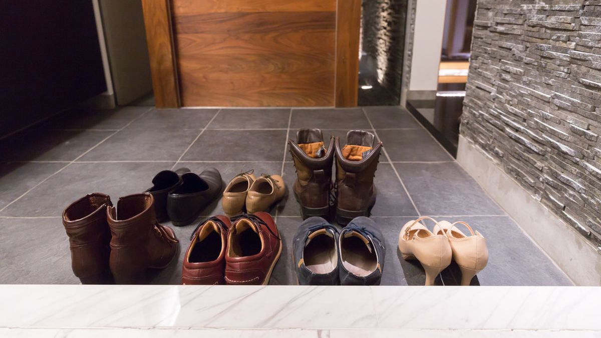 5 Alasan Mengapa Harus Melepas Sepatu Saat Masuk Rumah - Info ...