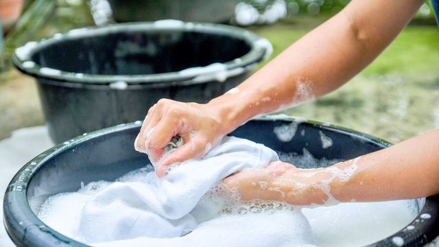 Agar Tidak Kram Otot, Hindari Ini Saat Mencuci Baju (birdbyb-stockphoto/Shutterstock)