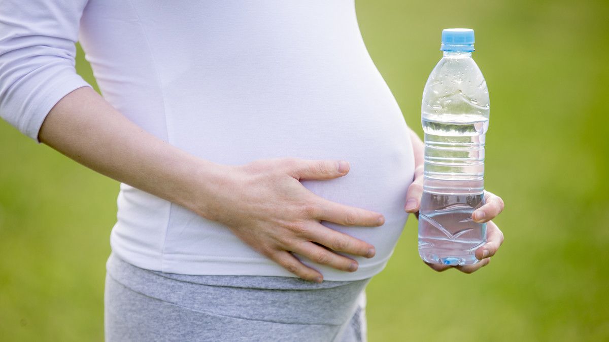 Mengapa Ibu Hamil Mual saat Minum Air Putih?