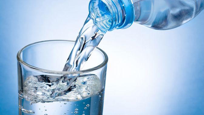 Kencing banyak sering minum air putih menyebabkan 21 Manfaat
