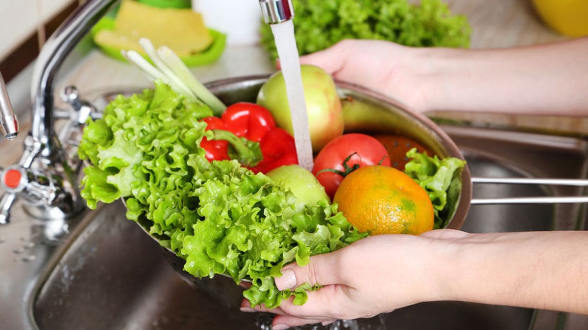Mengapa disarankan tidak memakan sayuran mentah tanpa dicuci terlebih dahulu
