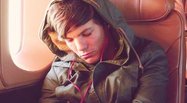 Louis Tomlinson Tidur di Pesawat (Foto: Bintang.com)