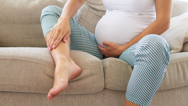 6 Kiat Mengatasi Kaki Bengkak Saat Hamil