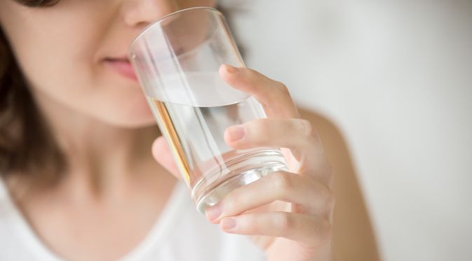 Seorang Wanita Minum Air untuk Pencegahan Infeksi Saluran Kemih