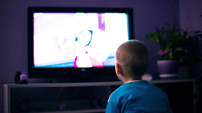 Guna mencegah dampak buruk televisi bagi anak-anak maka sebaiknya orang tua harus