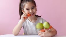 Ilustrasi Anak Sehat sedang Makan Buah